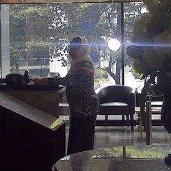 Sambil Bawa Buku, Dewi Motik Jenguk Miranda Gultom di Rutan KPK