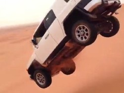 Toyota FJ Cruiser Ini Terjungkal Saat Beraksi di Gurun Pasir