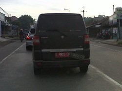 Nakal, Mobil Pelat Merah Ditutupi Pelat Hitam