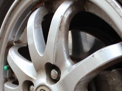 Cairan Coklat Seperti Karat di Rem Cakram Tidak Bahaya