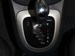 Punya Mobil Matik? Periksa Oli Transmisi Otomatis Secara Rutin