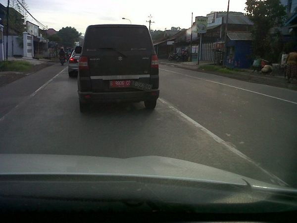 Pelat Mobil Merah Ditutupi Pelat Hitam