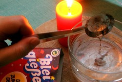 Negara-negara Ini Punya Tradisi Tahun Baru Paling Aneh!