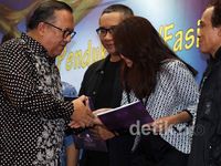 Wamenparekraf Serahkan Hadiah FFI 2012