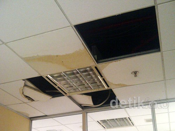 Plafon Ruang Anggota FPKS DPR Roboh