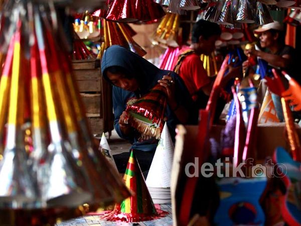 Pedagang Terompet Tahun Baru Mulai Bermunculan