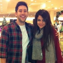 Justin Bieber Sibuk Rekaman, Selena Gomez Belanja Sepatu