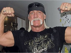 Pegulat Hulk Hogan Segera Buka Restoran Berpelayan Seksi