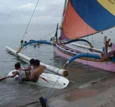 Liburan, Wisata Perahu Layar Pasir Putih Diserbu