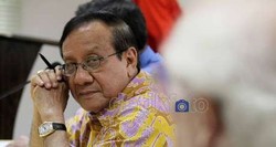 Ngabalin Bela Akbar Soal Kritik Pencapresan Ical