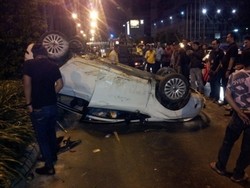 Ford Fiesta Terbalik di Dekat EX Plaza Jl MH Thamrin