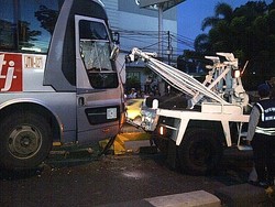 Bus TransJ Berhasil Diderek, Petugas Sibuk Bersihkan Pecahan Separator