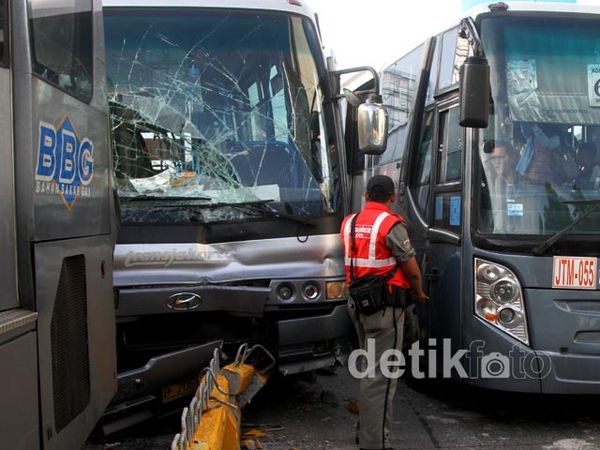 TransJ Seruduk TransJ di Buncit