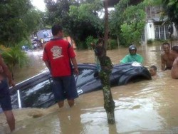 Terjang Banjir di Manado, Sebuah Mobil Xenia Terseret Arus 