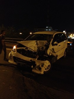 Toyota Avanza Tabrak Pembatas Jalan, Seorang Warga Korea Luka-luka