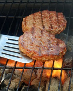 Yuk, Bikin Api Arang yang Bagus Sebelum Pesta BBQ Mulai!