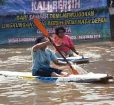 Ciptakan Kali Bersih, Ibu-ibu Jungkir Balik Lomba Arung Sungai