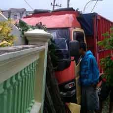 Hantam Pagar Mushola, Sopir Truk Muat Rajungan Tewas