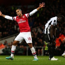 Walcott Trigol, Arsenal Bekap Newcastle 7-3