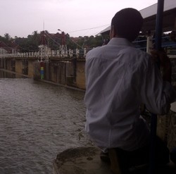 Cek Pintu Air Manggarai, Jokowi Tunjuk Sampah Hingga Sofa Mengambang