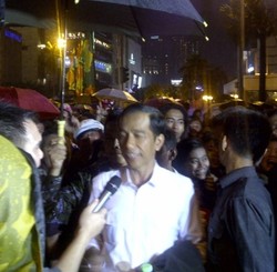 Hujan Deras, Jokowi Payungan ke Bundaran HI
