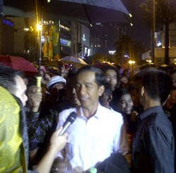Jokowi Kaget Ribuan Warga Jakarta Padati Bundaran HI Meski Hujan