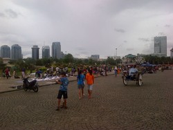 Kawasan Monas Sudah Dipadati Pengunjung & PKL