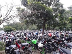 Jelang Perayaan Tahun Baru, Parkir Monas Kebanjiran Motor & Mobil