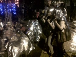 Perayaan Tahun Baru di Semarang Hujan, Penjual Plastik Parsel Untung