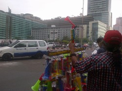 Puluhan Pedagang Terompet Adu Untung di Bunderan HI