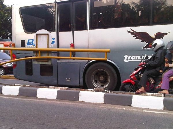 Motor Balik Arah di Busway