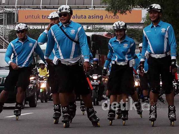 Polisi Sepatu Roda Amankan Jakarta Night Festival