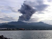 Gunung Lokon Meletus