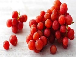 Orang Spanyol Melahap 12 Butir Anggur Saat Pergantian Tahun