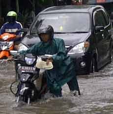 Jelang Malam Tahun Baru, Warga Surabaya Dapat Kado Banjir