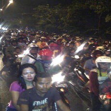 Suramadu Dijejali Warga, Antrean Hingga 2 Km