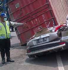 Ajaib..! CR-V Tertimpa Kontainer, Pengemudi Selamat