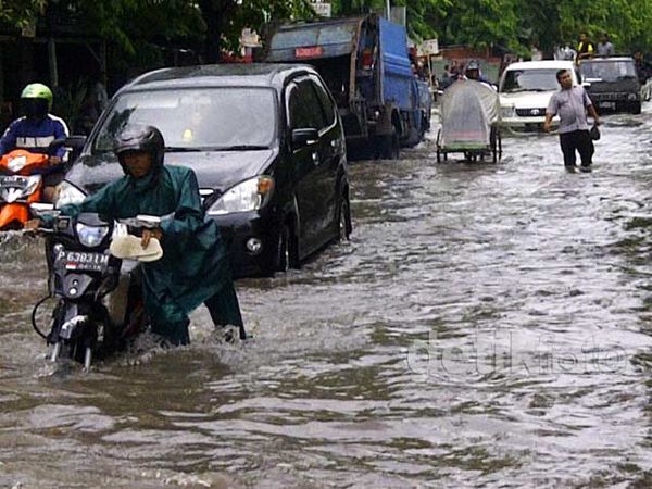 Jelang Tahun Baru, Warga Surabaya Dikado Banjir