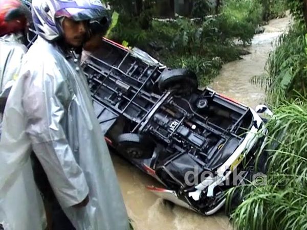 Bus Tentrem Terjun ke Sungai