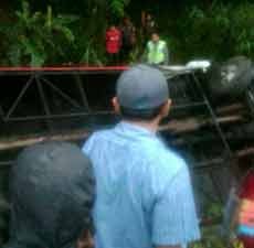 Ngebut, Bus Tentrem Terjun ke Sungai