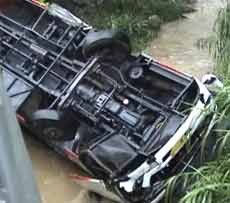 Jalan Licin Penyebab Bus Tentrem Terjun ke Sungai