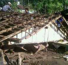 Diguyur Hujan Deras, Kakek Sebatang Kara Tergencet Rumah Ambruk