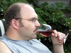 Minum Wine Ternyata Berefek Buruk pada Pria Gemuk