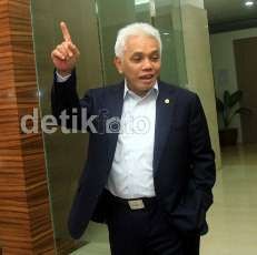 Gelar Jumpa Pers, Hatta Bicara Terbata-bata & Sang Istri Menangis