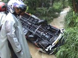 Pencarian Korban Kecelakaan Bus Tentrem yang Hanyut Terkendala Medan