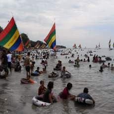 Tahun Baru, Pantai Pasir Putih Dipadati Wisatawan