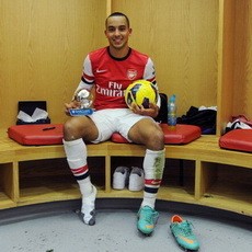 Walcott Isyaratkan Bertahan di Arsenal