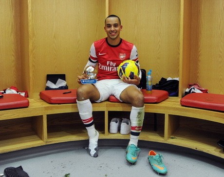 Walcott Isyaratkan Bertahan di Arsenal Walcott Isyaratkan Bertahan di Arsenal