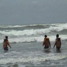 Asyik Berenang, 2 Wisatawan di Parangtritis Terseret Ombak