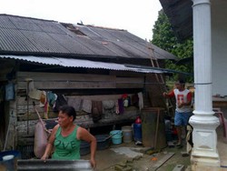 Brmm! Brukk! Genting Rumah Lian Jatuh Saat Pesawat Landing